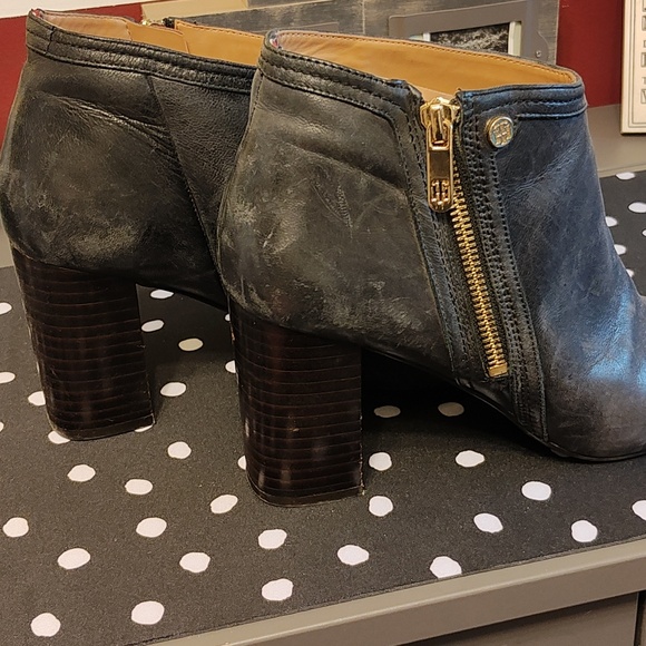 EUC Tommy Hilfiger ankle boot heels - Picture 3 of 9